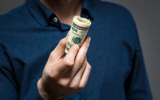 Валютна пастка для українців за кордоном: чому ліміти НБУ 2022 року стали проблемою у 2026-му