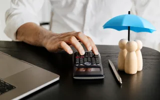 Работодатель оплатил работнику годовое страхование жизни: когда нужно платить НДФЛ и военный сбор