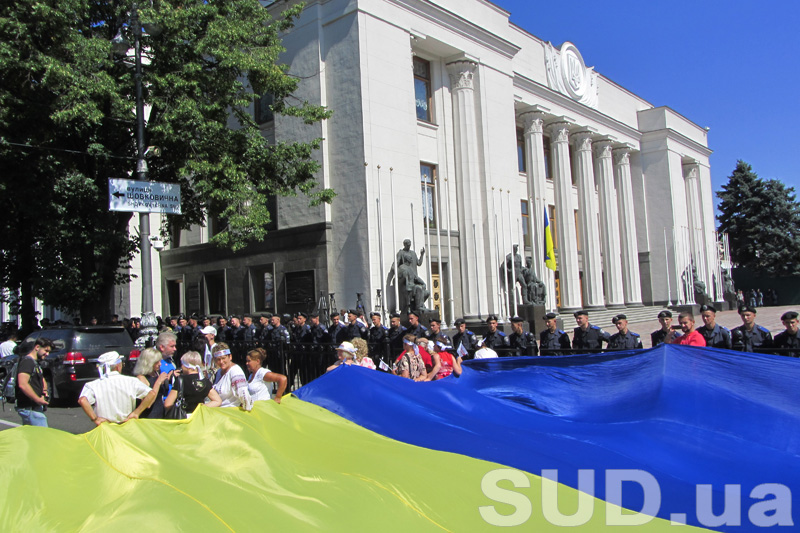 Сотни людей вышли защищать украинский язык