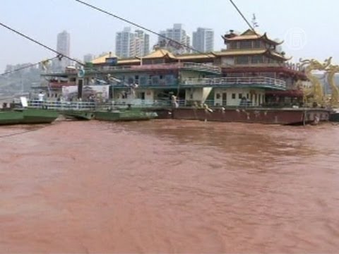 Вода в реке Янцзы (Китай) стала красной