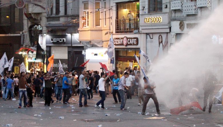 Стамбульские полицейские разогнали протестующих на площади Таксим 