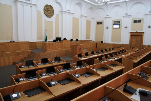 Парламент Таджикистана разрешил президенту страны избираться неограниченное количество раз